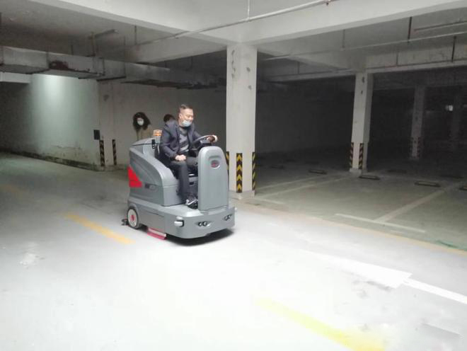 沧州小区物业保洁不用人力改用驾驶式洗地机了